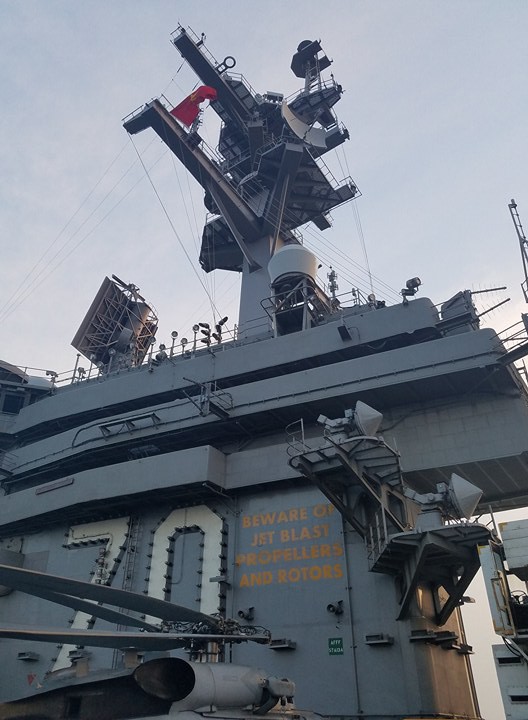 Dàn máy bay khủng trên tàu sân bay Mỹ USS Carl Vinson ở Đà Nẵng: Có treo vũ khí không?